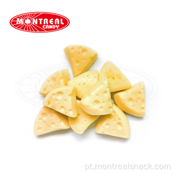 Bloco triangular de queijo doce com goma de mascar doce